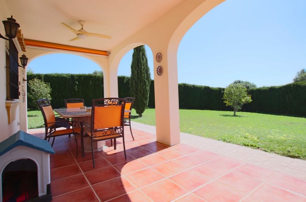 4 makuuhuone Huvila myytävänä paikassa Estepona mukana uima-altaan 
autotalli - 765 000 € (Ref: 9745244)