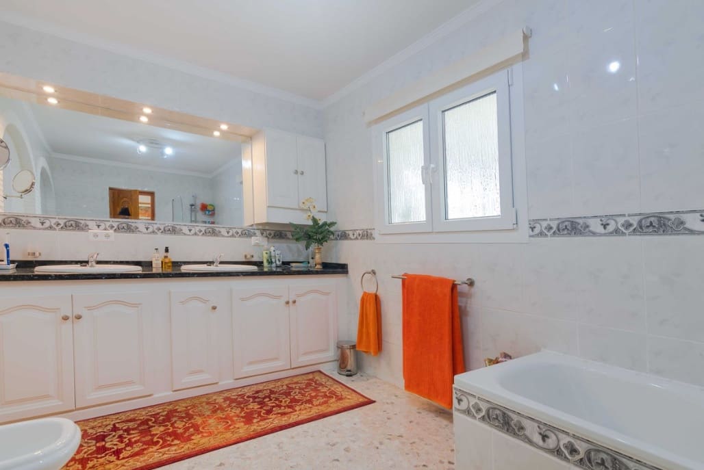 4 makuuhuone Huvila myytävänä paikassa Estepona mukana uima-altaan 
autotalli - 765 000 € (Ref: 9745244)