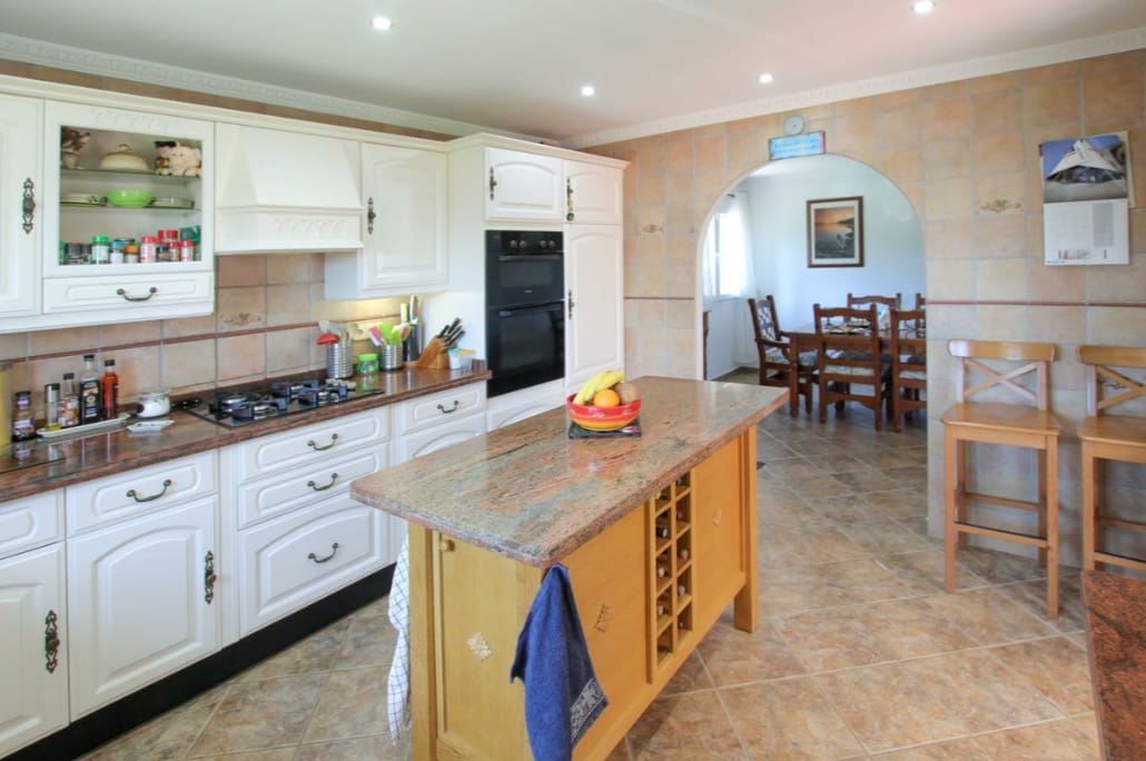 4 makuuhuone Huvila myytävänä paikassa Estepona mukana uima-altaan 
autotalli - 765 000 € (Ref: 9745244)