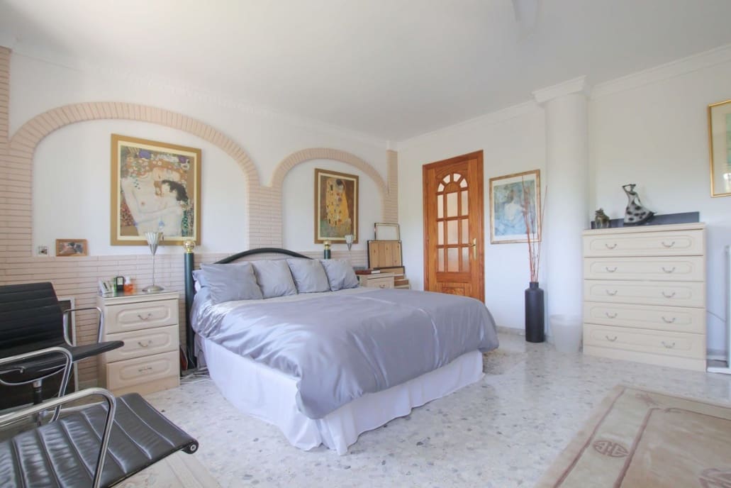 4 makuuhuone Huvila myytävänä paikassa Estepona mukana uima-altaan 
autotalli - 765 000 € (Ref: 9745244)