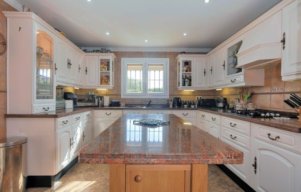 4 makuuhuone Huvila myytävänä paikassa Estepona mukana uima-altaan 
autotalli - 765 000 € (Ref: 9745244)