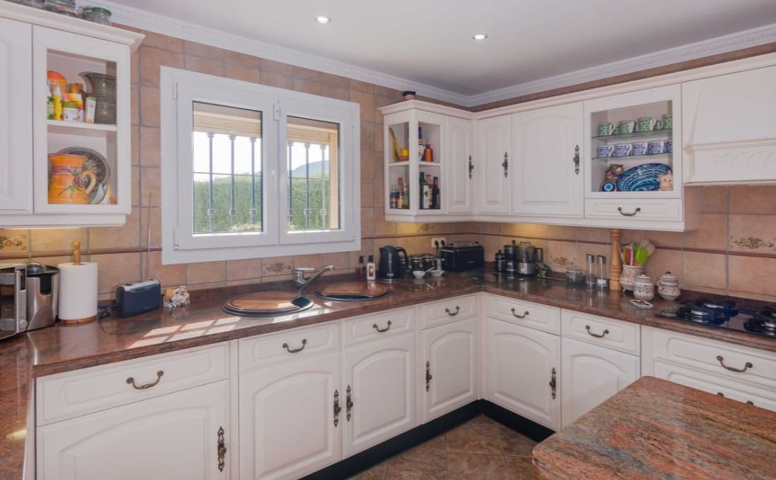 4 makuuhuone Huvila myytävänä paikassa Estepona mukana uima-altaan 
autotalli - 765 000 € (Ref: 9745244)