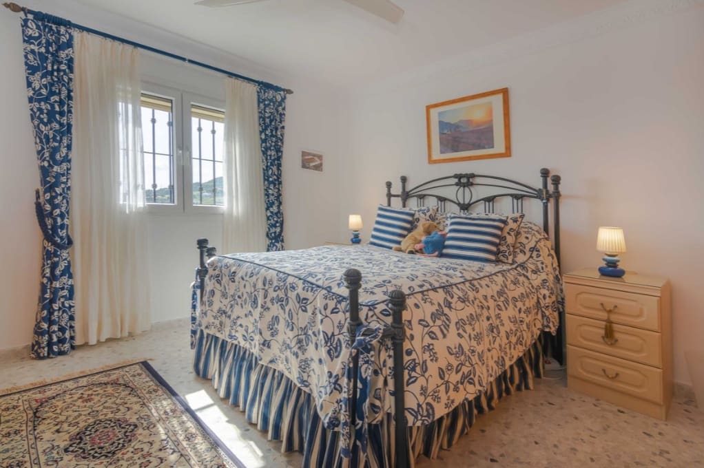 4 makuuhuone Huvila myytävänä paikassa Estepona mukana uima-altaan 
autotalli - 765 000 € (Ref: 9745244)