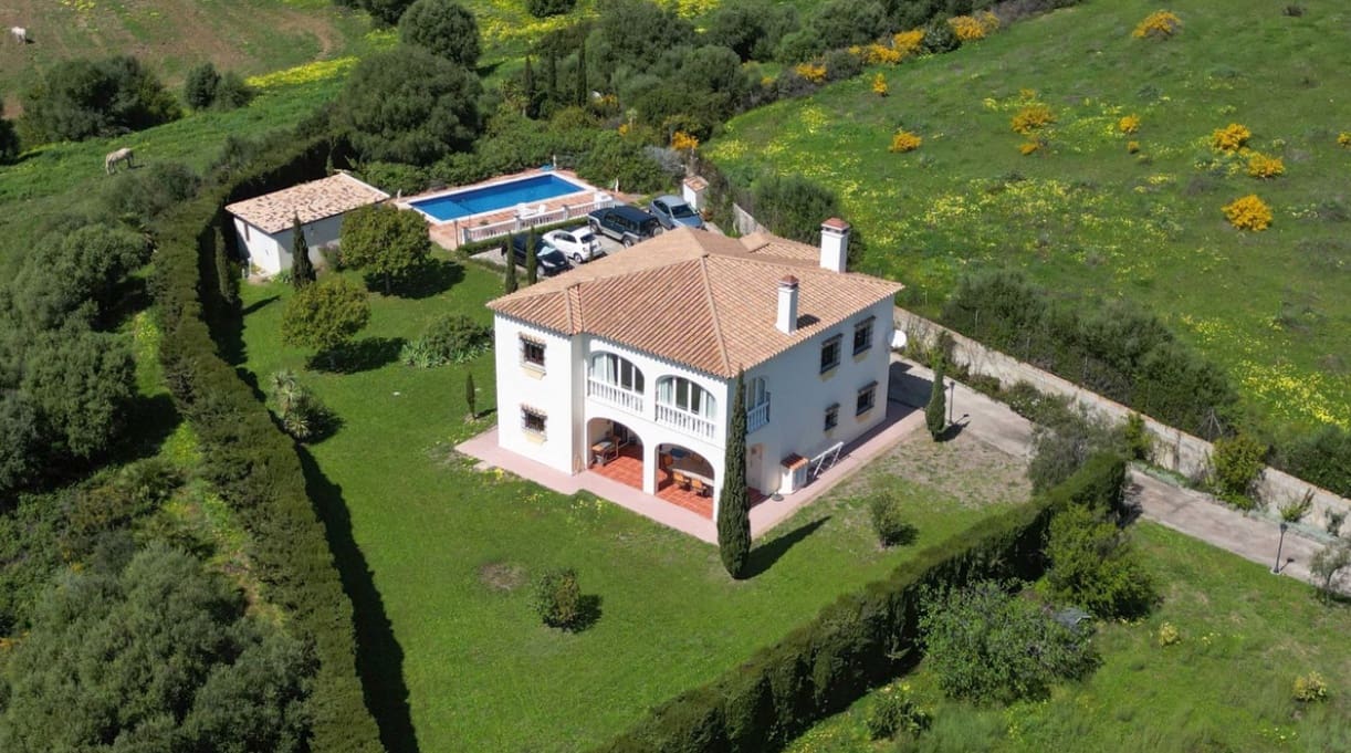 4 makuuhuone Huvila myytävänä paikassa Estepona mukana uima-altaan 
autotalli - 765 000 € (Ref: 9745244)