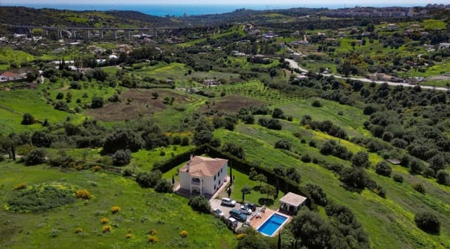 4 makuuhuone Huvila myytävänä paikassa Estepona mukana uima-altaan 
autotalli - 765 000 € (Ref: 9745244)