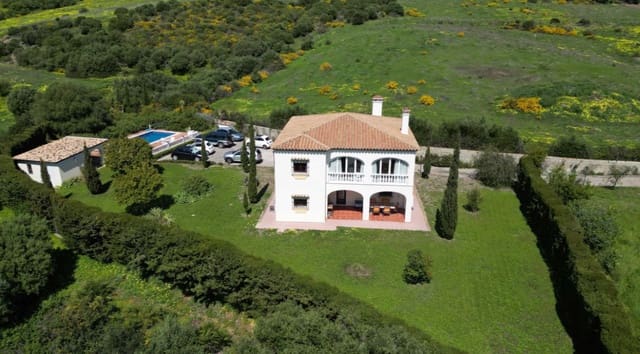 4 makuuhuone Huvila myytävänä paikassa Estepona mukana uima-altaan 
autotalli - 765 000 € (Ref: 9745244)