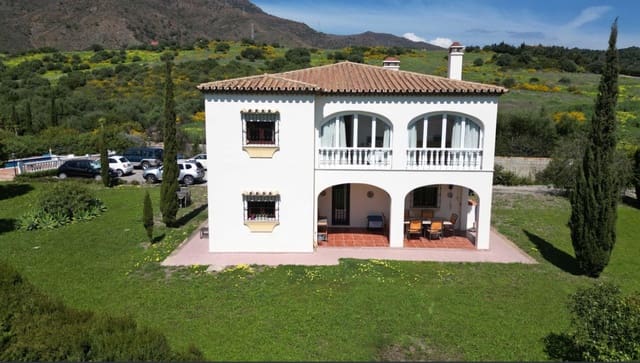 4 makuuhuone Huvila myytävänä paikassa Estepona mukana uima-altaan 
autotalli - 765 000 € (Ref: 9745244)