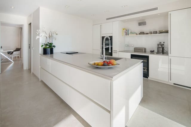 Ático de 3 habitaciones en Golden Mile, Marbella en venta con piscina - 2.495.000 € (Ref: 9747715)