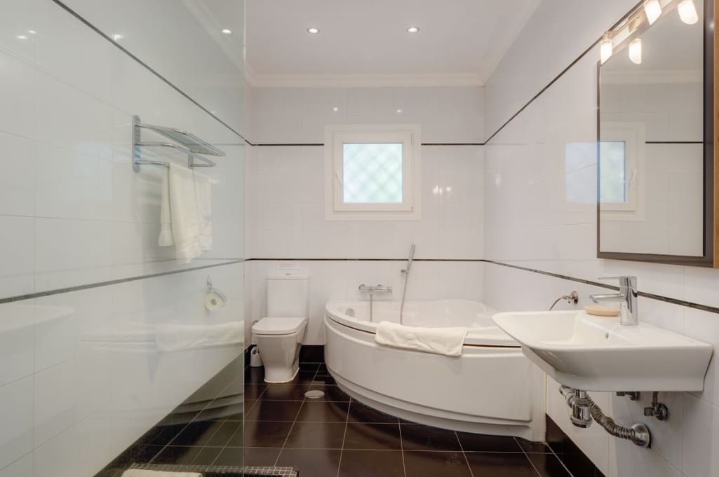 4 bedroom Villa for sale in Mijas Costa with pool garage - € 1,300,000 (Ref: 9763547)