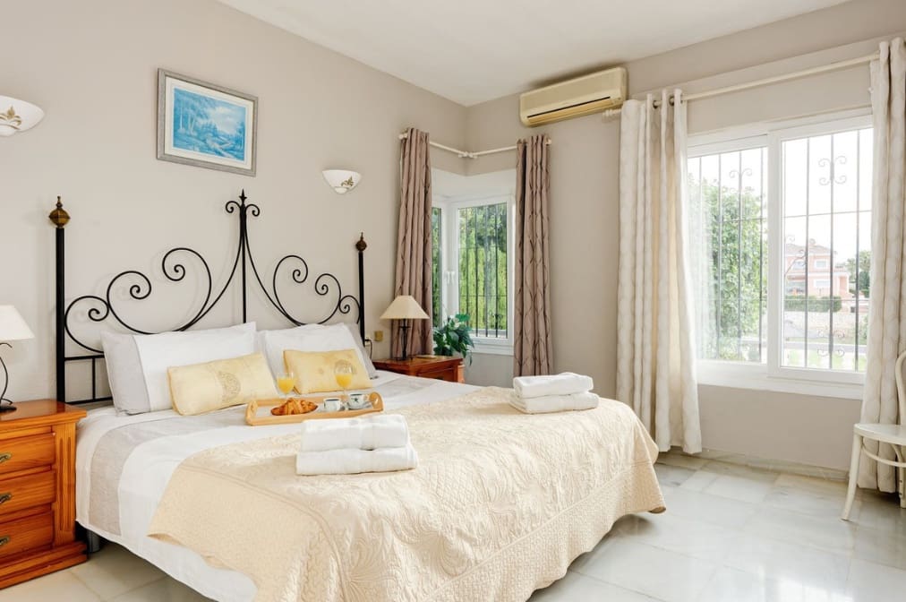 4 bedroom Villa for sale in Mijas Costa with pool garage - € 1,300,000 (Ref: 9763547)