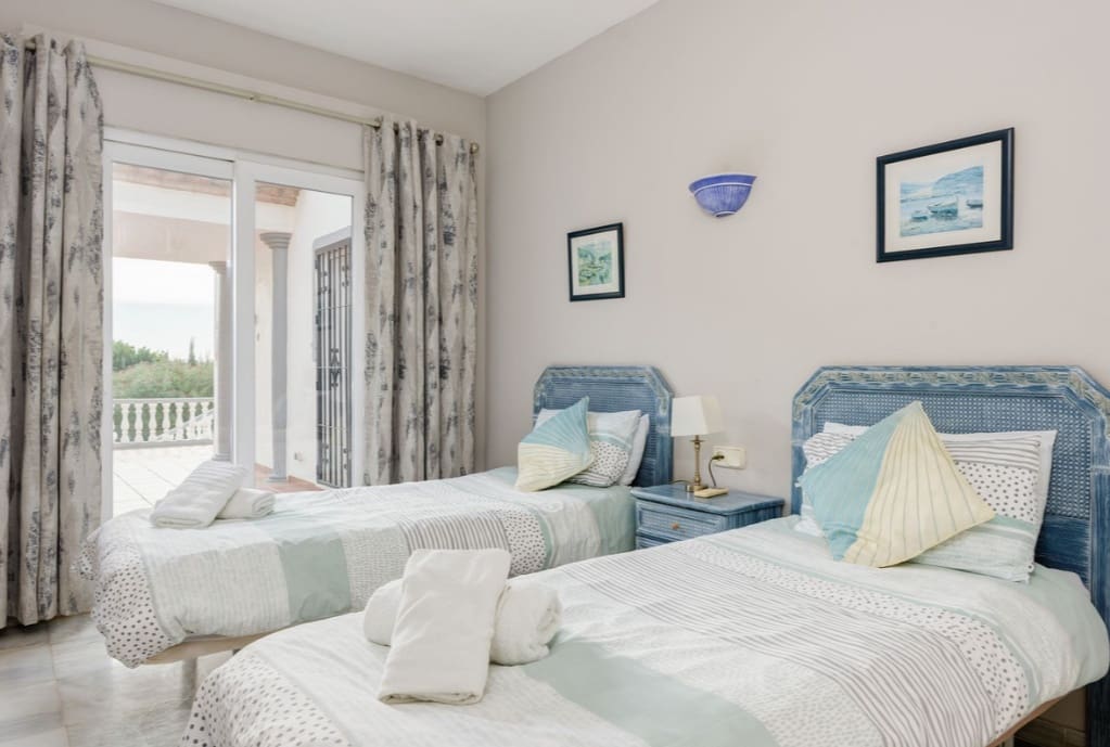 4 bedroom Villa for sale in Mijas Costa with pool garage - € 1,300,000 (Ref: 9763547)