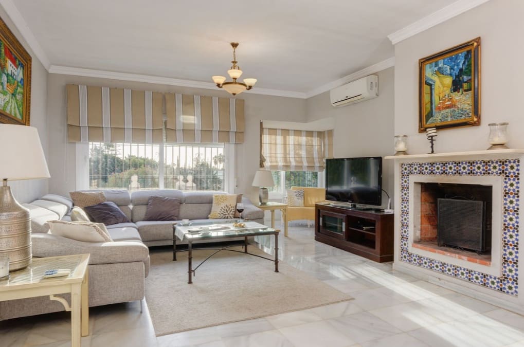 4 bedroom Villa for sale in Mijas Costa with pool garage - € 1,300,000 (Ref: 9763547)