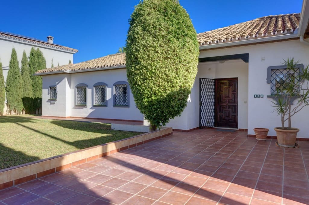 4 bedroom Villa for sale in Mijas Costa with pool garage - € 1,300,000 (Ref: 9763547)