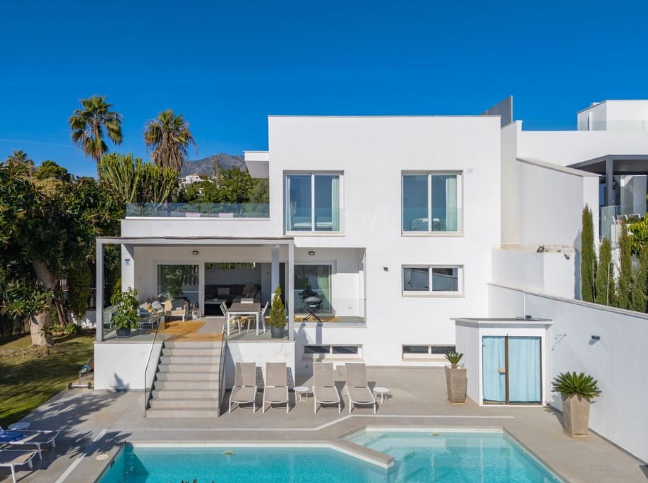 5 bedroom Villa for sale in Fuengirola with pool garage - € 1,380,000 (Ref: 9770355)