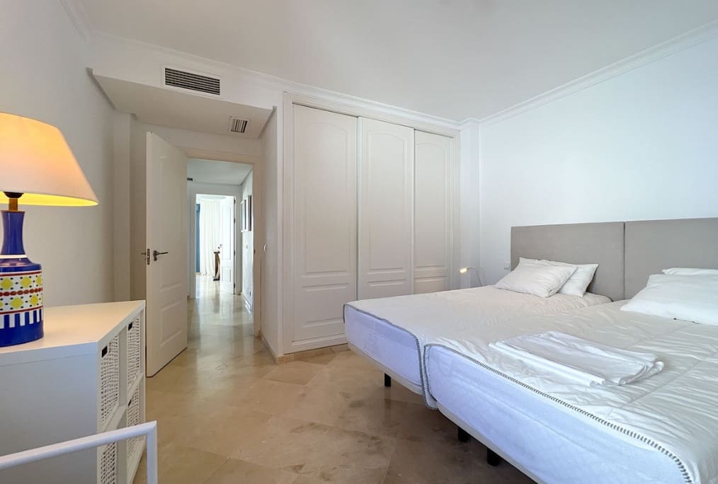 3 chambre Villa/Maison Semi-Mitoyenne à vendre à La Alcaidesa avec piscine garage - 875 000 € (Ref: 9788204)