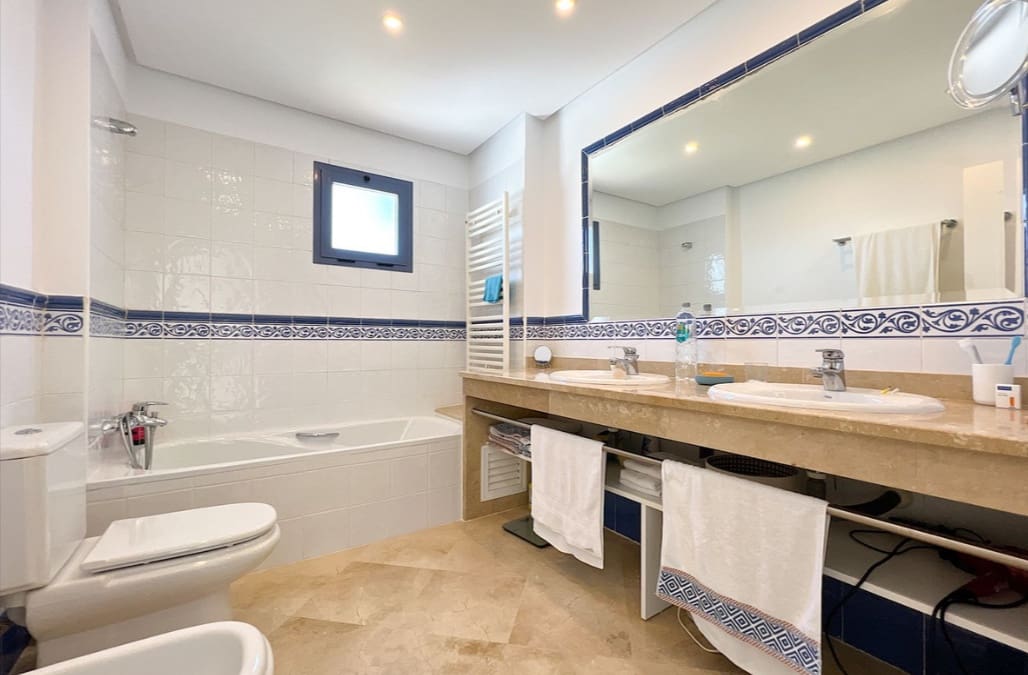 3 chambre Villa/Maison Semi-Mitoyenne à vendre à La Alcaidesa avec piscine garage - 875 000 € (Ref: 9788204)