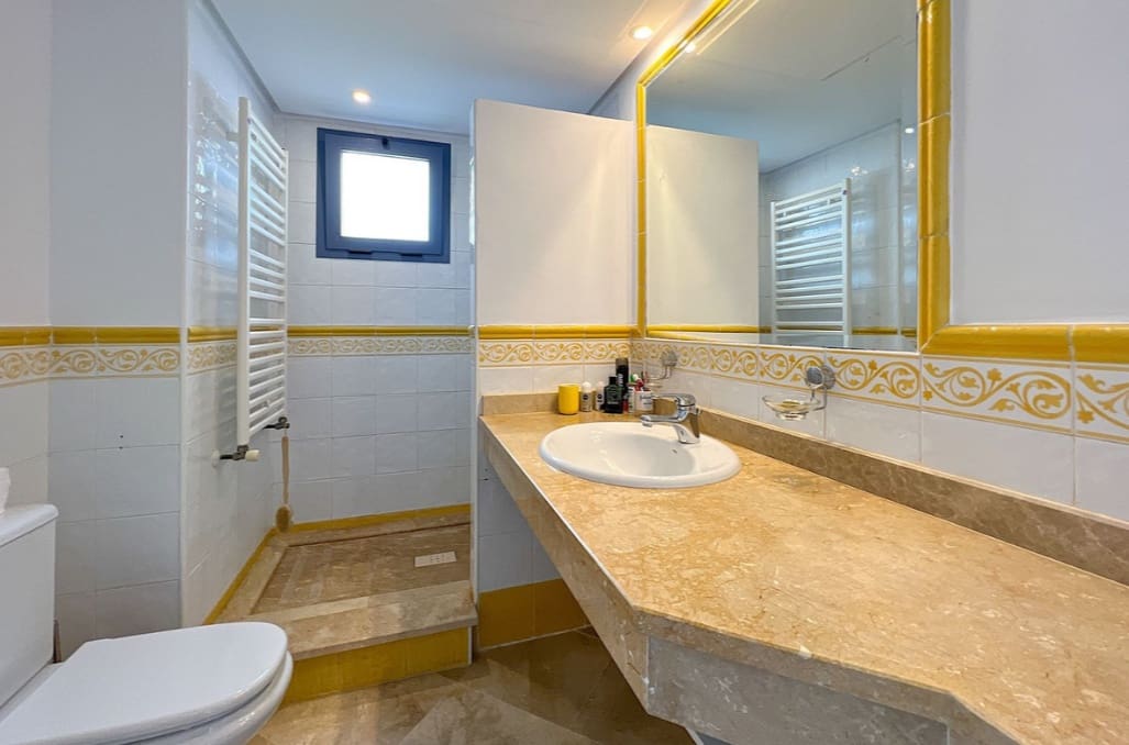3 chambre Villa/Maison Semi-Mitoyenne à vendre à La Alcaidesa avec piscine garage - 875 000 € (Ref: 9788204)