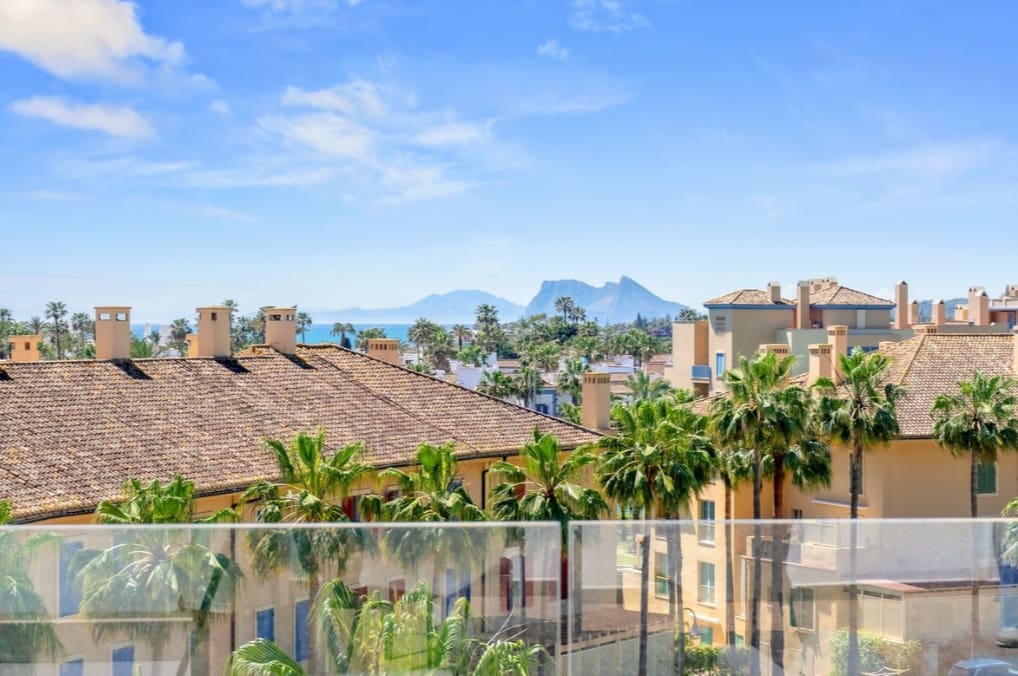 3 chambre Penthouse à vendre à Sotogrande avec piscine garage - 990 000 € (Ref: 9801276)