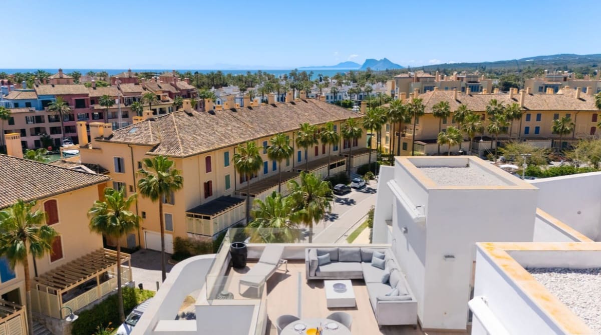 3 chambre Penthouse à vendre à Sotogrande avec piscine garage - 990 000 € (Ref: 9801276)