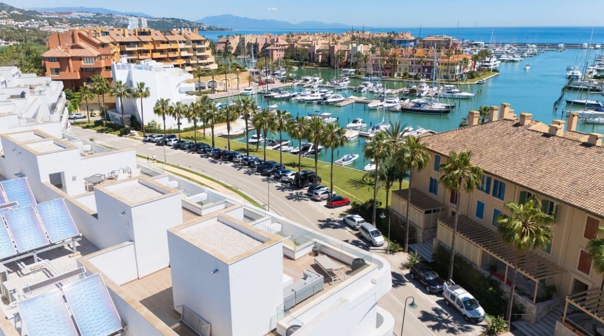 3 chambre Penthouse à vendre à Sotogrande avec piscine garage - 990 000 € (Ref: 9801276)