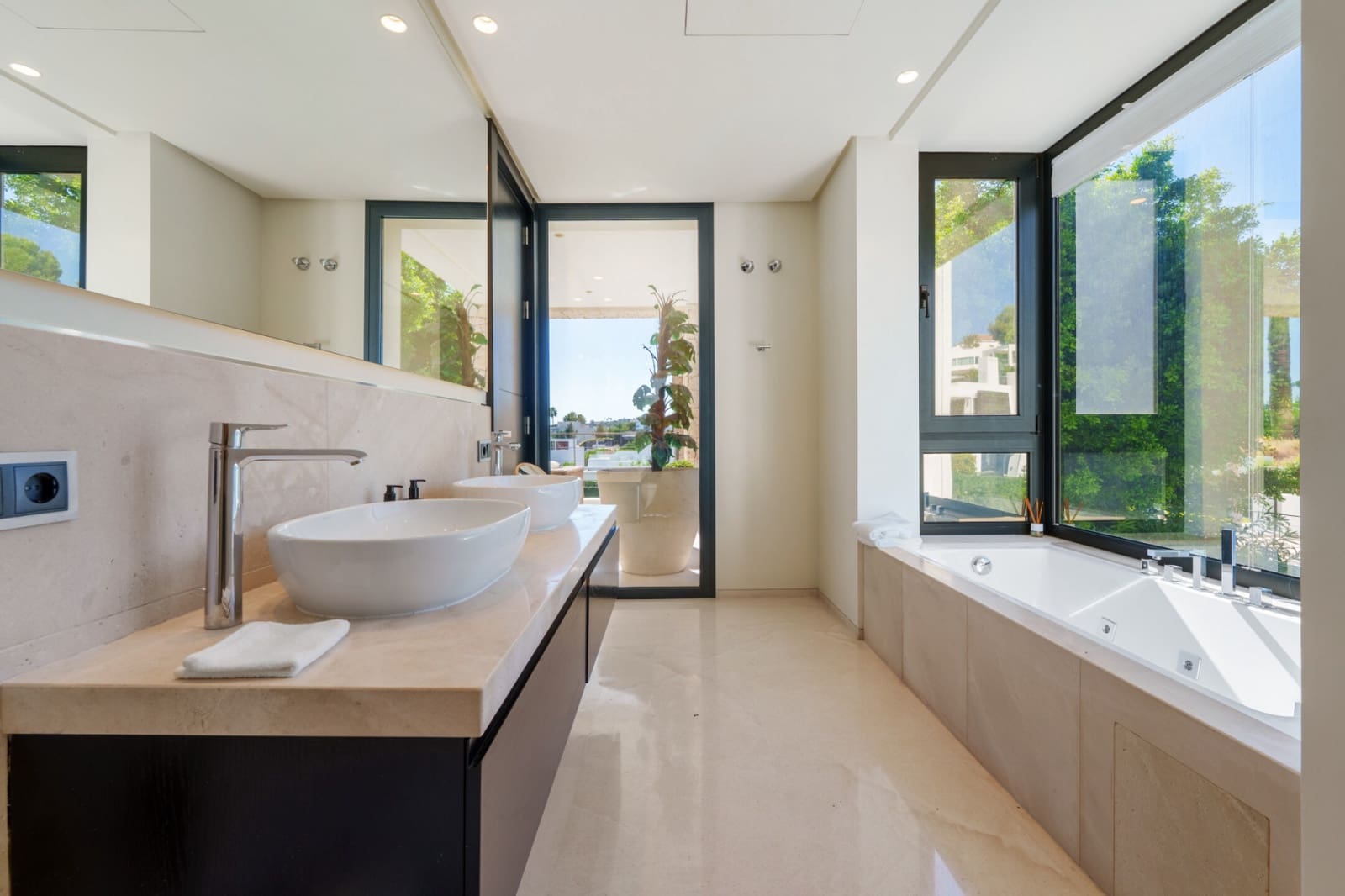 6 bedroom Villa for sale in Nueva Andalucia with pool garage - € 4,290,000 (Ref: 9814283)