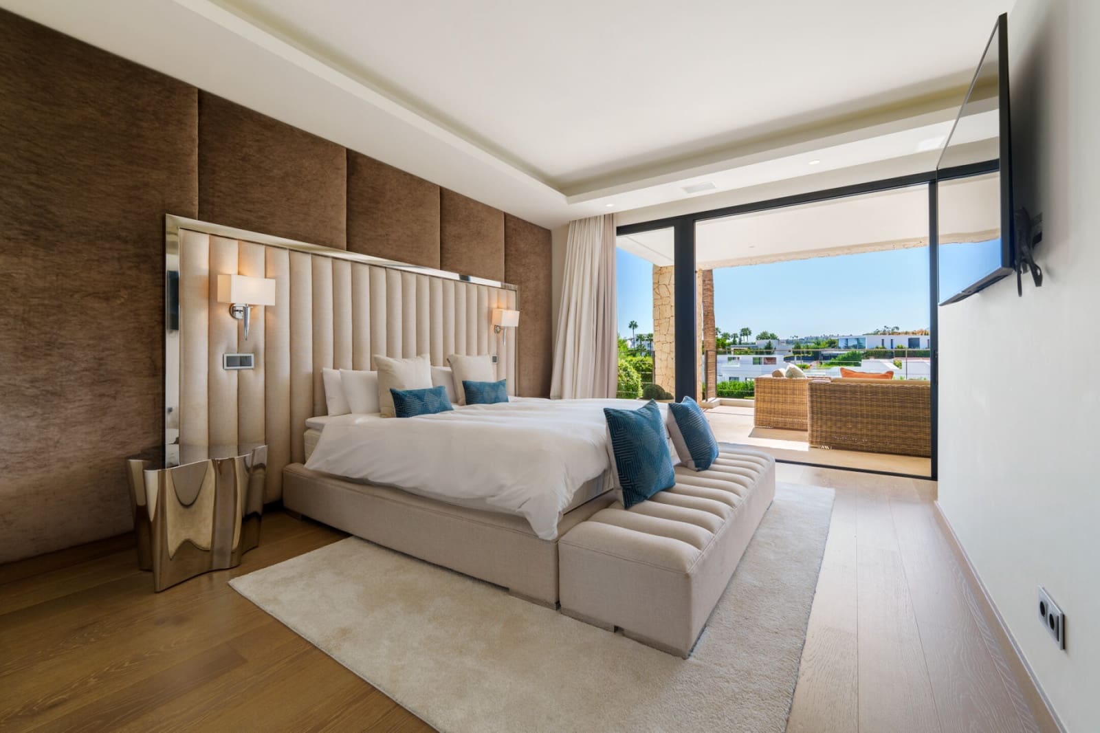 6 bedroom Villa for sale in Nueva Andalucia with pool garage - € 4,290,000 (Ref: 9814283)
