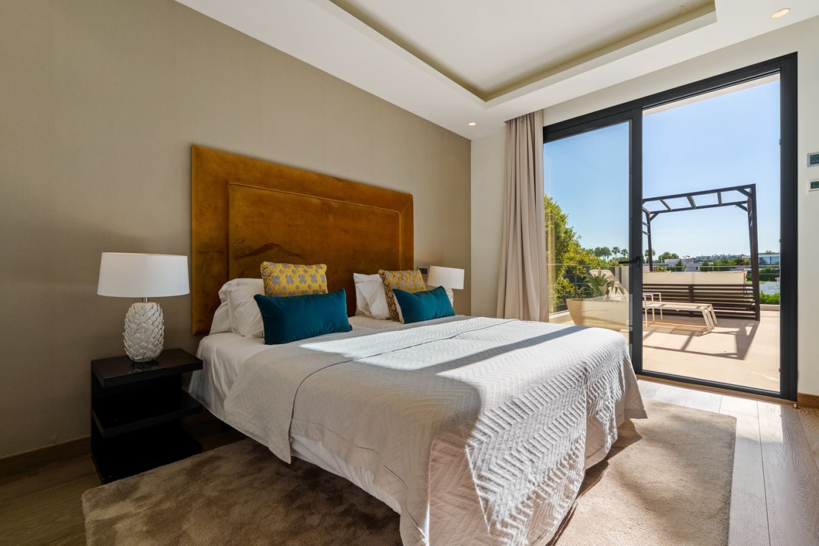 6 bedroom Villa for sale in Nueva Andalucia with pool garage - € 4,290,000 (Ref: 9814283)