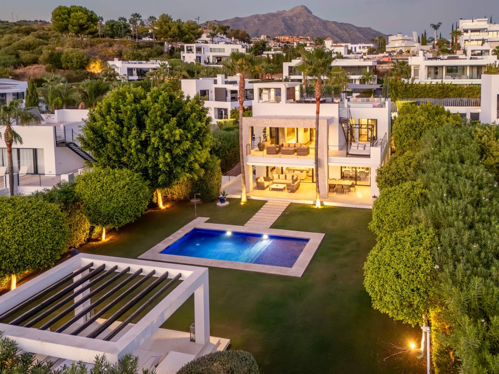 6 bedroom Villa for sale in Nueva Andalucia with pool garage - € 4,290,000 (Ref: 9814283)