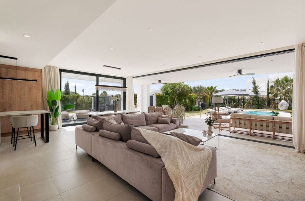 5 bedroom Villa for sale in Mijas Costa with pool garage - € 1,995,000 (Ref: 9824683)