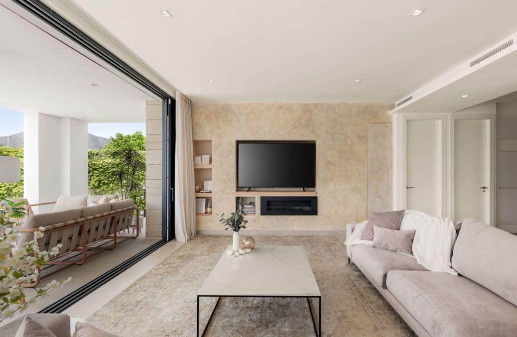 5 bedroom Villa for sale in Mijas Costa with pool garage - € 1,995,000 (Ref: 9824683)