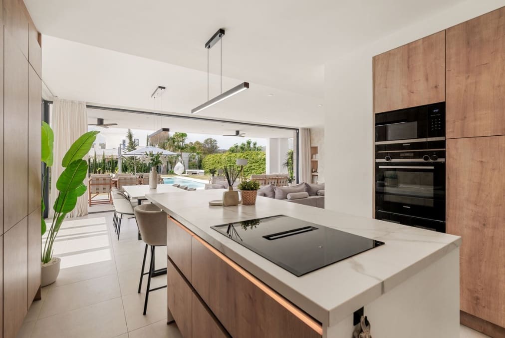 5 bedroom Villa for sale in Mijas Costa with pool garage - € 1,995,000 (Ref: 9824683)