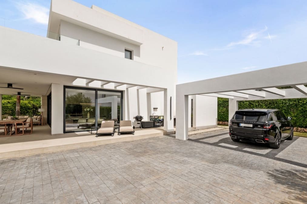 5 bedroom Villa for sale in Mijas Costa with pool garage - € 1,995,000 (Ref: 9824683)