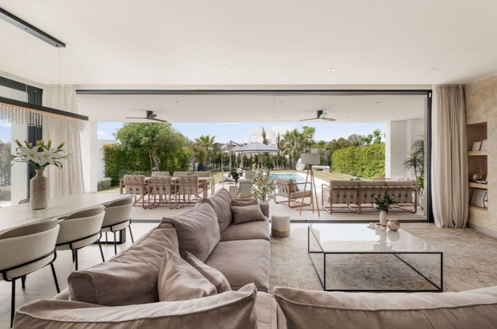 5 bedroom Villa for sale in Mijas Costa with pool garage - € 1,995,000 (Ref: 9824683)
