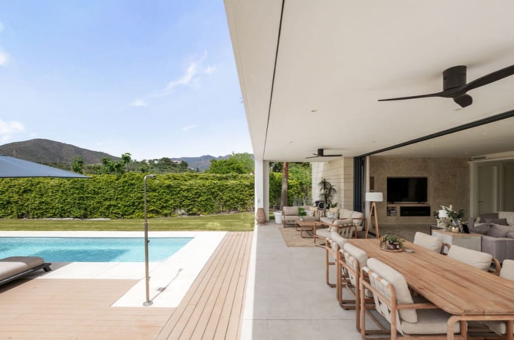 5 bedroom Villa for sale in Mijas Costa with pool garage - € 1,995,000 (Ref: 9824683)