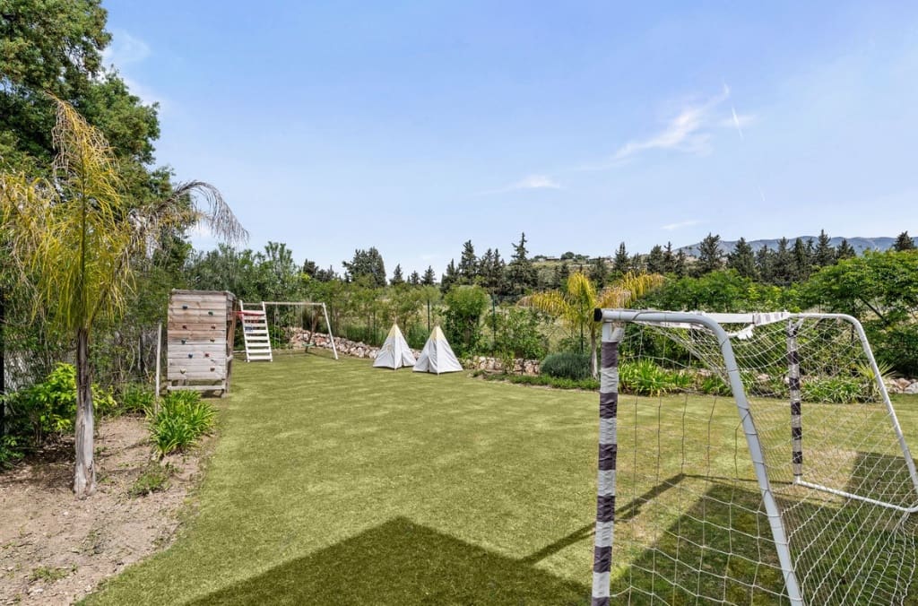 5 bedroom Villa for sale in Mijas Costa with pool garage - € 1,995,000 (Ref: 9824683)