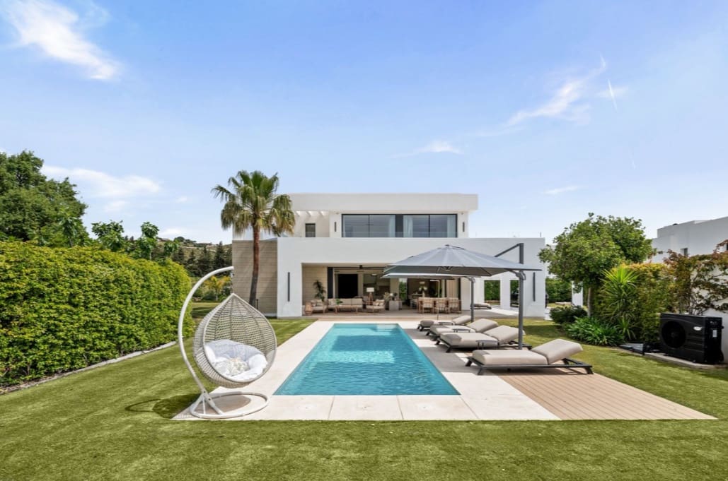 5 bedroom Villa for sale in Mijas Costa with pool garage - € 1,995,000 (Ref: 9824683)