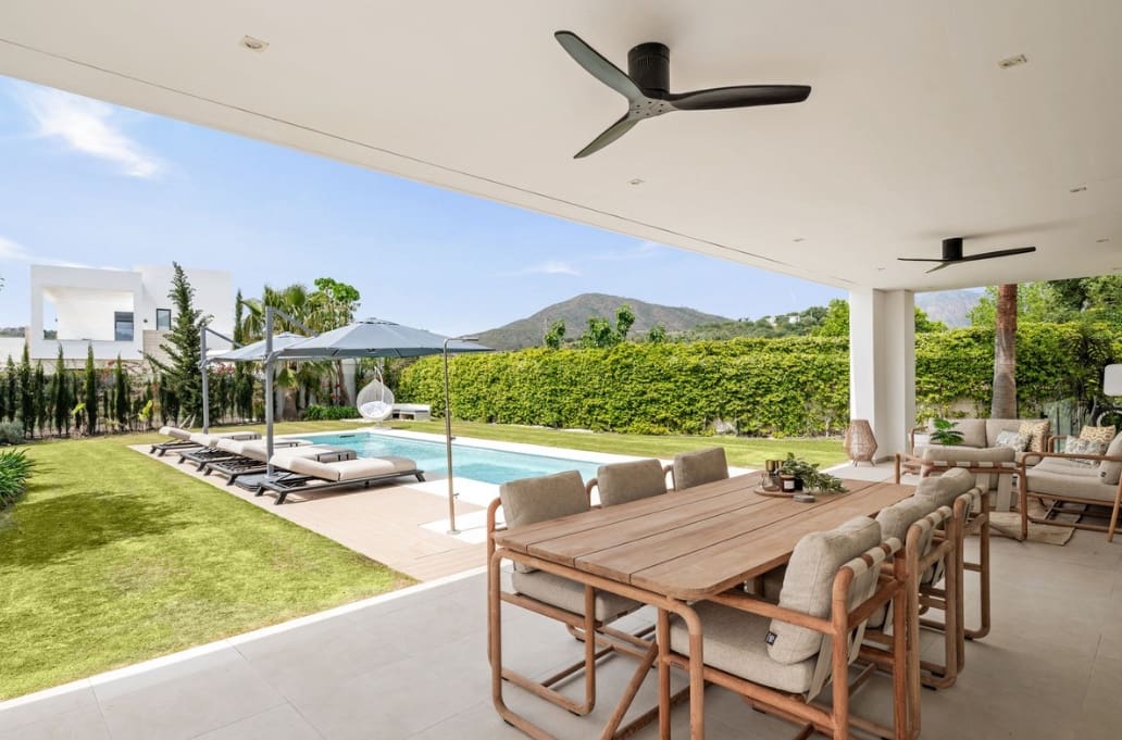 5 bedroom Villa for sale in Mijas Costa with pool garage - € 1,995,000 (Ref: 9824683)