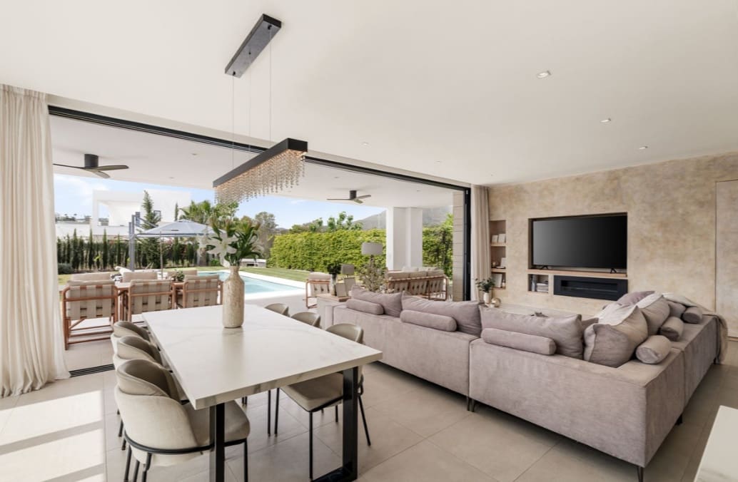 5 bedroom Villa for sale in Mijas Costa with pool garage - € 1,995,000 (Ref: 9824683)