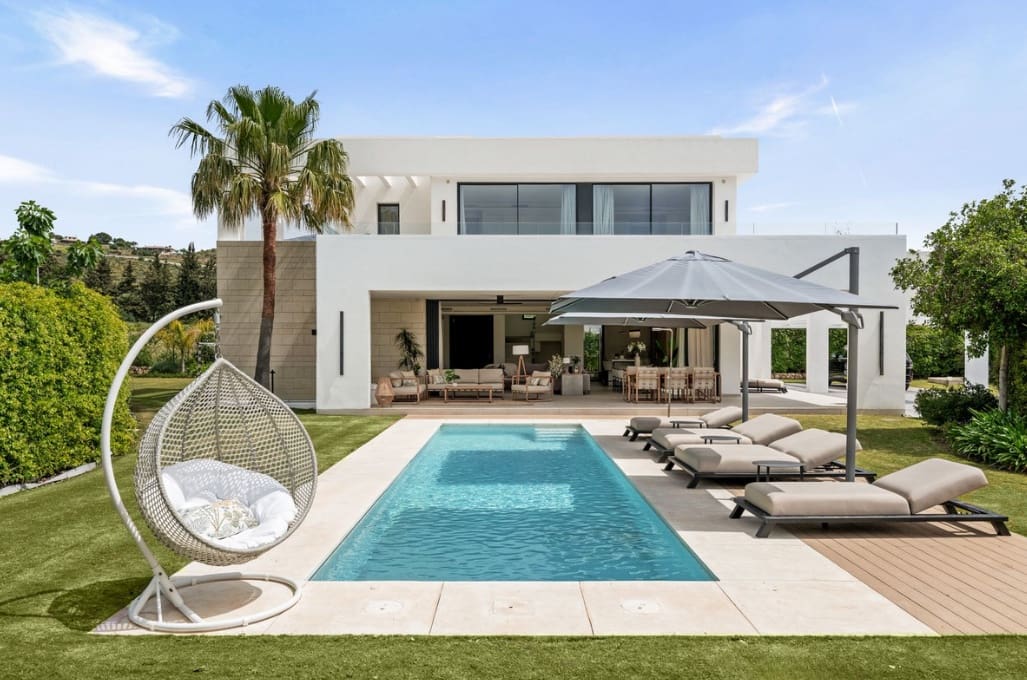 5 bedroom Villa for sale in Mijas Costa with pool garage - € 1,995,000 (Ref: 9824683)