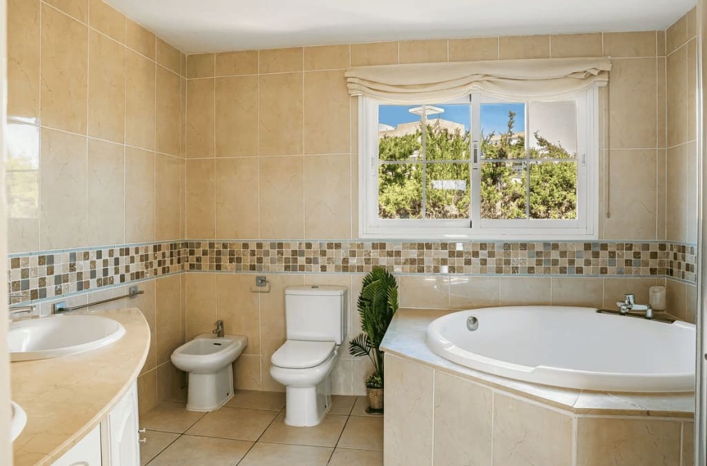 4 quarto Moradia para venda em Estepona com piscina garagem - 1 500 000 € (Ref: 9824684)