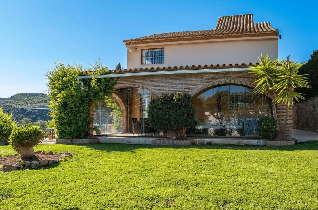 4 quarto Moradia para venda em Estepona com piscina garagem - 1 500 000 € (Ref: 9824684)