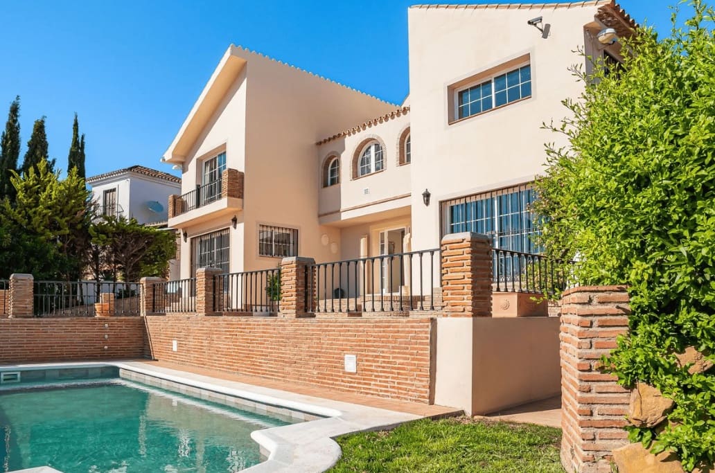 4 quarto Moradia para venda em Estepona com piscina garagem - 1 500 000 € (Ref: 9824684)