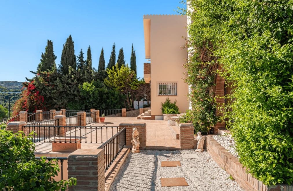 4 quarto Moradia para venda em Estepona com piscina garagem - 1 500 000 € (Ref: 9824684)