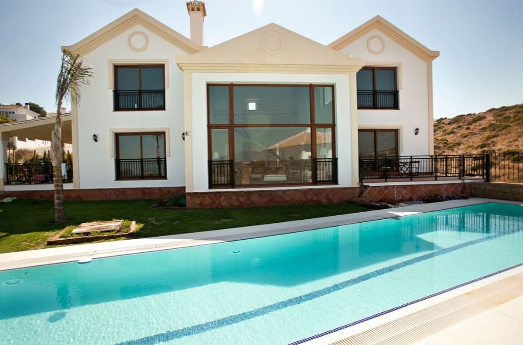 5 bedroom Villa for sale in Mijas Costa with pool garage - € 1,890,000 (Ref: 9824685)
