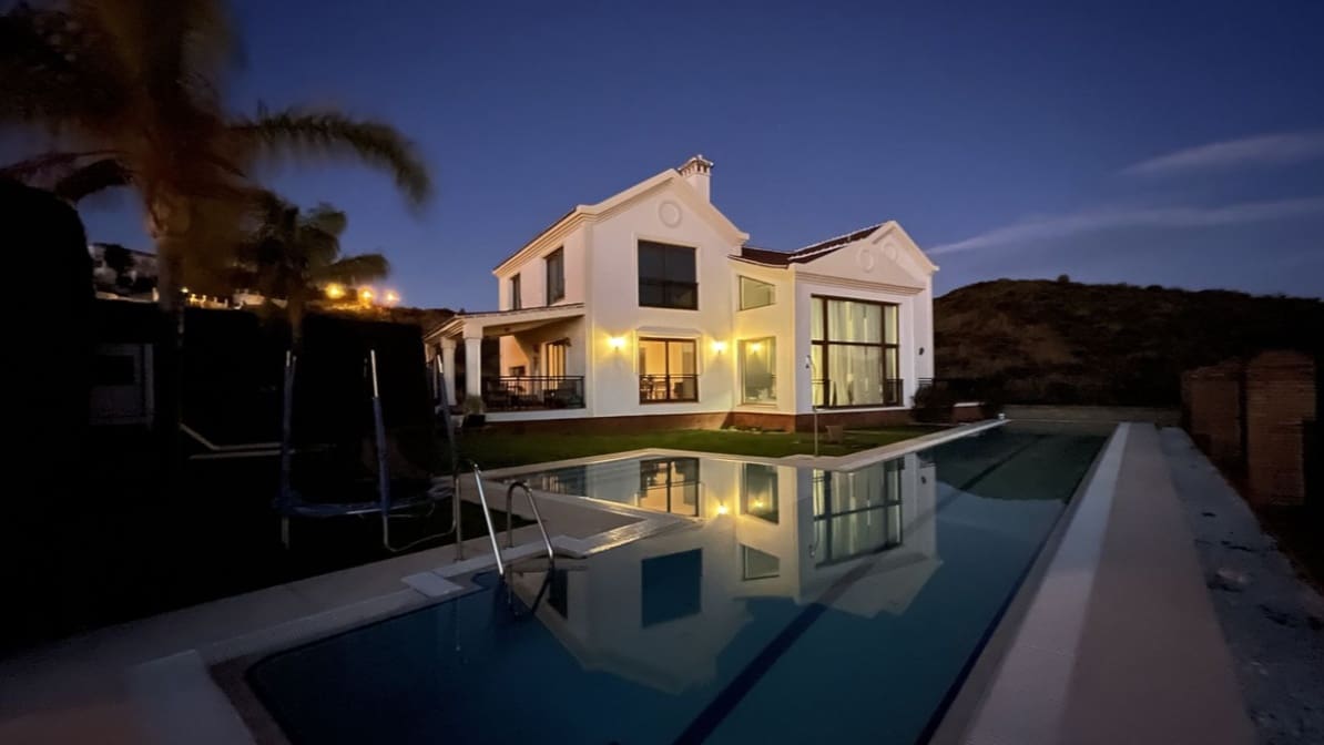 5 bedroom Villa for sale in Mijas Costa with pool garage - € 1,890,000 (Ref: 9824685)