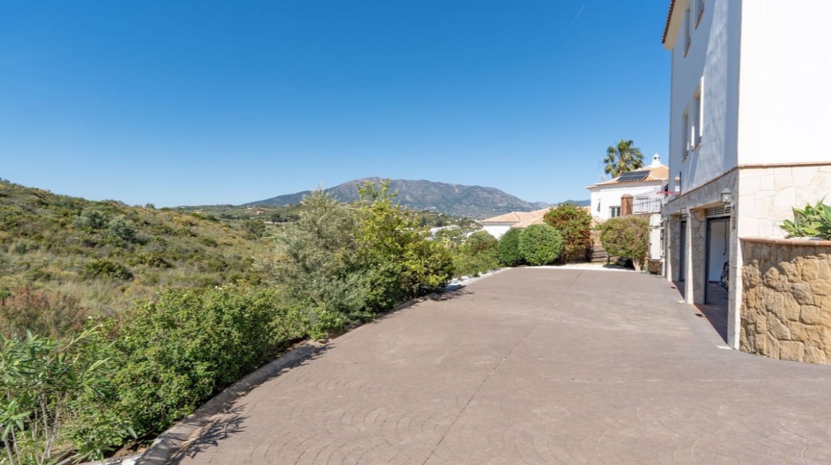 5 bedroom Villa for sale in Mijas Costa with pool garage - € 1,890,000 (Ref: 9824685)