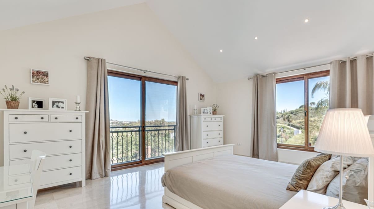 5 bedroom Villa for sale in Mijas Costa with pool garage - € 1,890,000 (Ref: 9824685)