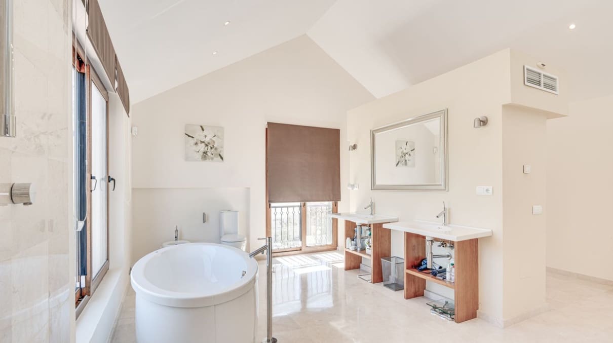 5 bedroom Villa for sale in Mijas Costa with pool garage - € 1,890,000 (Ref: 9824685)