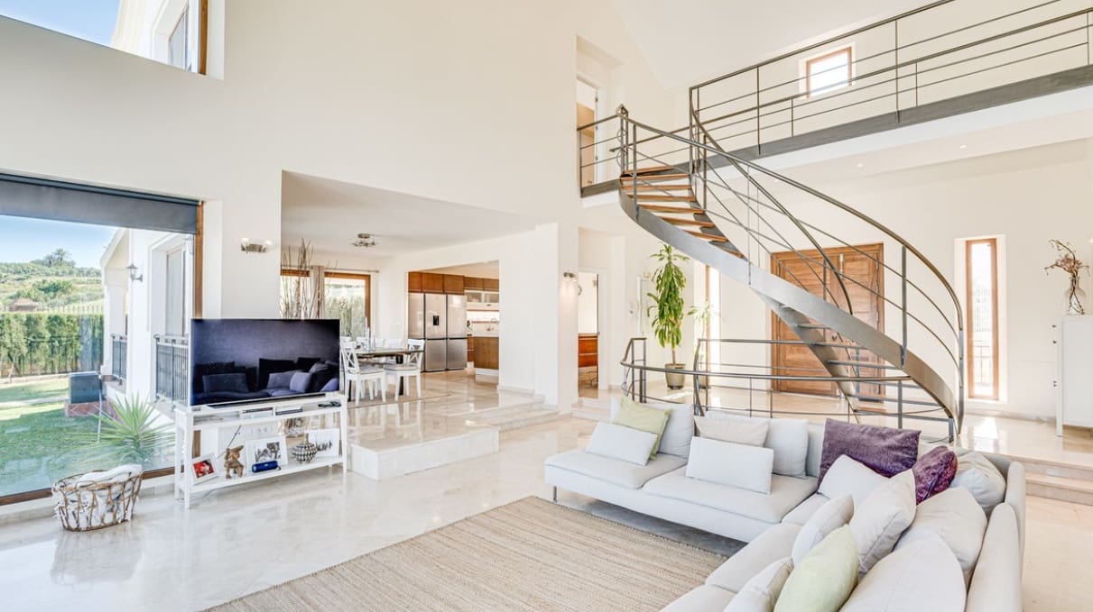 5 bedroom Villa for sale in Mijas Costa with pool garage - € 1,890,000 (Ref: 9824685)