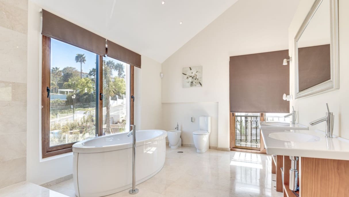 5 bedroom Villa for sale in Mijas Costa with pool garage - € 1,890,000 (Ref: 9824685)